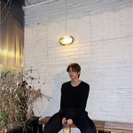 성찬 이렇게 쌩얼에 검은색 <b>무지</b>티 청바지 보니까 ㄹㅇ 연예인이니