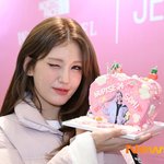 전<b>소미</b>, 케이크 들고 ‘핑크빛 윙크~’ [포토엔HD]