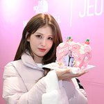 전<b>소미</b>, 우아하게 든 ‘핑크빛 케이크’ [포토엔HD]