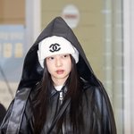 [모두드루와] [현장포토] "<b>사오정</b> 젠득이"…제니, 귀요미 입국룩