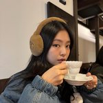 제니, 대문짝만한 샤넬 귀마개…귀여움 한도초과 젠득이