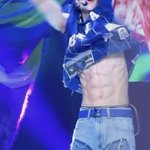 <b>배</b>에 뭐 두른 거 아닌가 싶은 <b>남</b>돌 복근