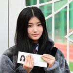 [<b>MD</b>포토] 수능 수험표 들고 포즈 취하는 배드빌런 켈리