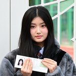 [<b>MD</b>포토] 수험표 든 배드빌런 켈리 '오늘은 나도 수험생'