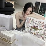 [댓글부탁해] 한소희, 수백만원 어치 화장품 우르르..어머어마한...