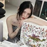 한소희, 컨실러로 안 가린 쇄골 타투 공개‥화려함의 끝판왕
