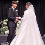 "몇번 울컥" 민경훈, 미모 <b>PD</b>와 결혼식 포착..'아형' 떼창...