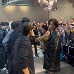 일본에서 폰<b>카로</b> 찍힌 스키즈 현진