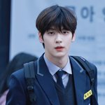 본인 모교 교복 입고 팬미팅한 남자 아이돌