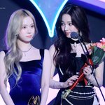<b>윈터</b>를 쳐다보는 카리나