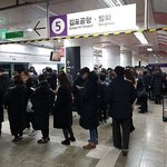 [어케생각해] 지옥철에서 새치기하는 <b>노인분</b>들... 이해해야할까요?