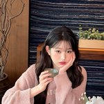 장원영, 일상서도 빛나는 인형미모… 핑크빛 가득한 티타임