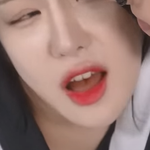 원래 이쁜 여자들은 혓바닥도 빨갛냐??