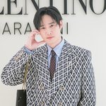 [포토] 박성훈, 백화점에서 볼하트 하는 <b>전재준</b>