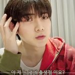 얼굴에 붉은 <b>출생</b>점이 매력인 남자 아이돌