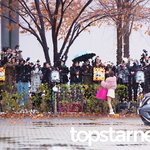 100일 선물 나눠주는 완디’ (웬디의 <b>영</b>스트리트 출근길) [HD포토]