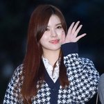 방민아 정예린 김세정 조미연. 3월 13일 양념치킨을 먹다.