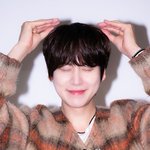 [T포토] 규현 '강아지 귀 요청에 두 눈 질끈'