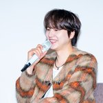 [사진]규현,'슈퍼주니어 멤버들 질문 답하며 미소'