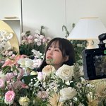 꽃밖에 안 보여'...꽃에 둘러싸인 박보영, '러블리'