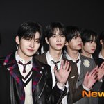 투어스, 포토월 포즈도 멋스럽게~ [포토엔HD]