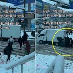 “<b>폭설</b>에 미끄러지는 트럭 밀어준 10대 남,여 아이들”