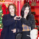 [현장포토] "선물 같은 미모"…유나·채령, 상큼한 투샷