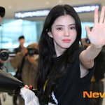 한소희, 팬에게 받은 꽃 들고 입국 인사 [포토엔<b>HD</b>]