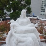 인천의 모 여고에서 만든 눈으로 만든 <b>피에타</b>