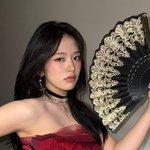 안유진, 오프숄더 입고 뽐낸 매혹적 비주얼…힙한 거울 셀카까지
