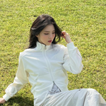 잔디밭도 화보 촬영장으로.. 대체불가 넘사벽 미모 [<b>SHOT</b>!]