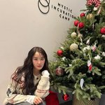 ‘강타’ 정유미, 크리스마스 트리 앞 러블리 비주얼