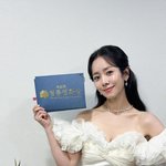 [드루와] '최정훈' 한지민, <b>순백</b>의 드레스 자태…"청룡 사회...