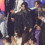 <b>qwer</b> 쳐다보는 원빈