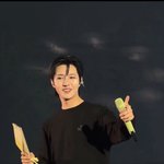 근데 방송 카메라가 진짜 부해보이긴 하나봐 <b>런쥔</b> 오늘 폰칸데