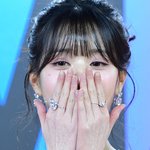 [포토]장원영, 손으로 다 가려지는 얼굴