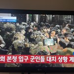 [댓글부탁해] 국회진입하려는 무장군인 시민들이 못들어가게 막고있어요