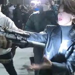 안귀령 대변인에 총구 겨눈 계엄군…"부끄럽지도 않냐" 몸싸움