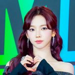 에스파 카리나, 3관왕 대상에 어울리는 파급력···산타클로스로 변신