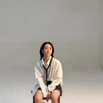 '최정훈' 한지민, 42세에 교복 패션 완벽 소화…과감 포즈 [<b>N</b>샷]