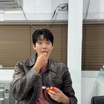 김우빈, 신민아가 9년째 반한 문짝 어깨+<b>호탕</b> 웃음