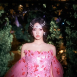 우주소녀 출신 <b>성소</b>, 중국서 공주 됐다? 분홍드레스 근황 '눈길'