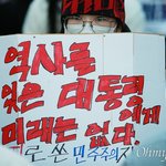 부산 응원봉 든 10대들 "탄핵 불참 국힘, 똑똑히 기억"....