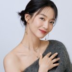 김우빈 신민아, 가녀린 목·어깨 노출..러블리 보조개 여신[화보]