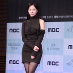 원<b>숄더</b> 원피스' 채수빈, 돋보이는 각선미