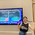 [어케생각해] 제시카, NBA 경기장서 키치한 농구복 패션 뽐내