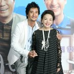 [댓글부탁해] <b>신현준</b>, 잊을 수 없는 '엄마' 故김수미.."보고싶습니다...