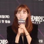 논란’ 김이나, 아이유 응원봉 들고 尹탄핵시위? <b>황석희</b> 글 돌연...