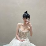 보나..이유비, "드레스 고르는 중" 러블리 자태 [<b>SHOT</b>...