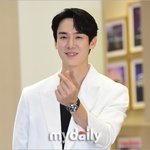 유연석, 겹경사 터졌다…'지거전' 흥행에 내년 1월 팬미팅 개최...
